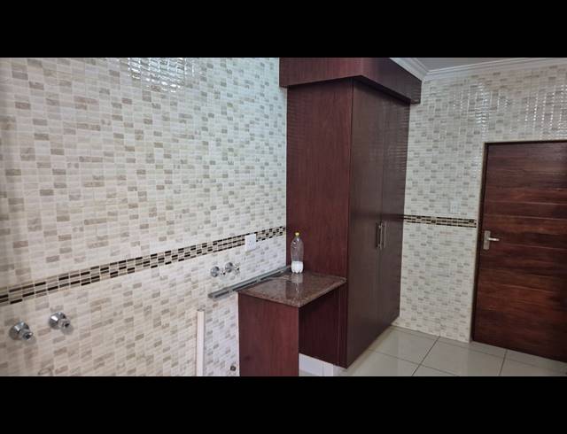 5 BEDROOM HOUSE FOR SALE IN HELDERWYK
